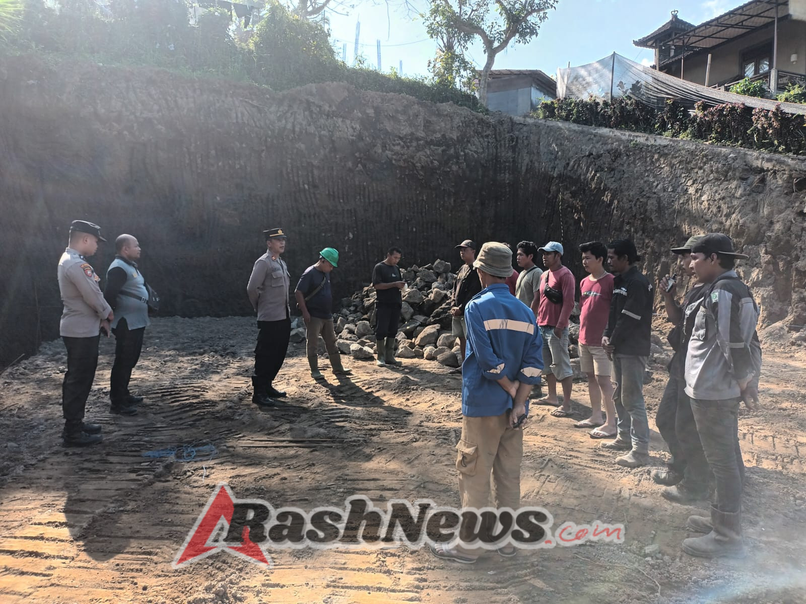 Wakapolsek Sidemen Bersama Anggota Melaksanakan Jumat Curhat Di Dusun Tabola