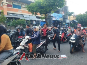 Bentuk Polri Untuk Masyarakat, Personil Satuan Samapta Polres Karangasem Melaksanakan PH Pagi di Depan Pasar Amlapura
