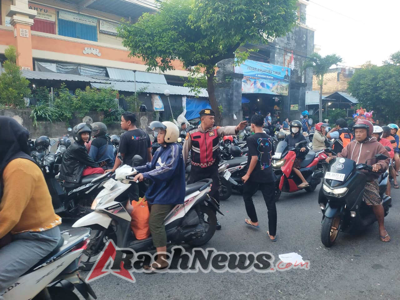 Bentuk Polri Untuk Masyarakat, Personil Satuan Samapta Polres Karangasem Melaksanakan PH Pagi di Depan Pasar Amlapura