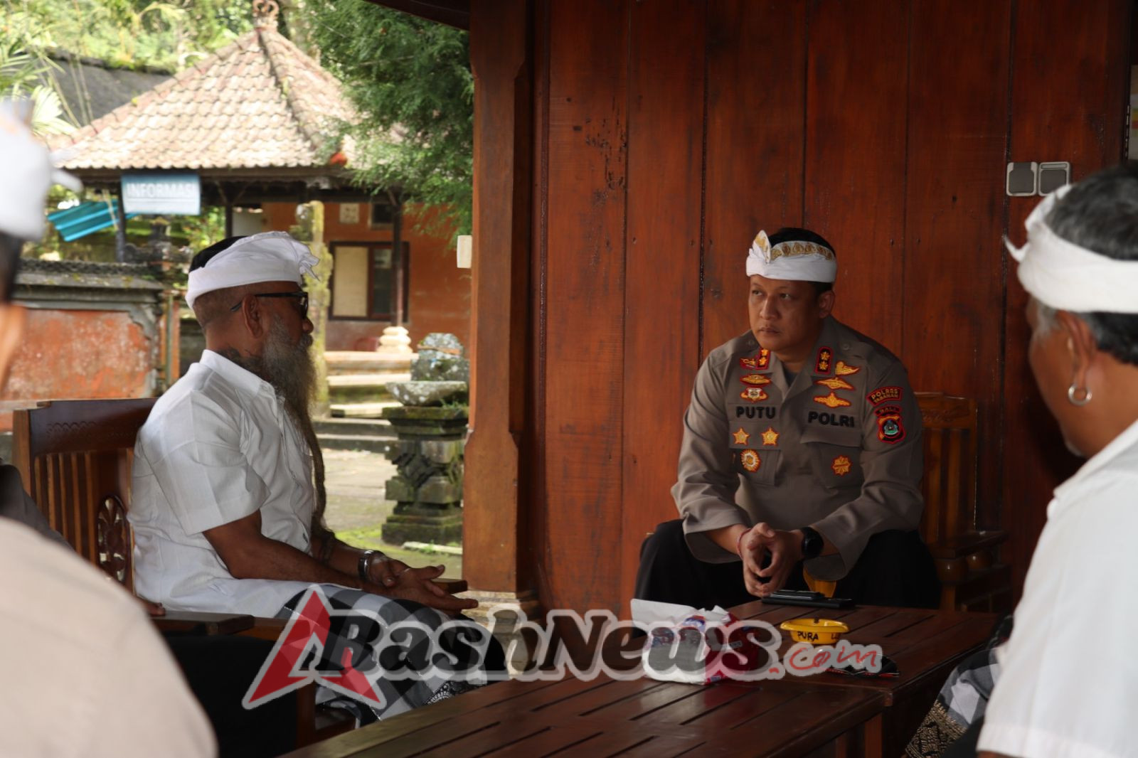 KAPOLRES TABANAN GELAR JUMAT CURHAT DI PURA LUHUR BATUKAU, SERAP ASPIRASI MASYARAKAT