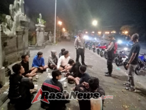 Polsek Mengwi Ajak Masyarakat di Kawasan Taman Ayun Jaga Kamtibmas pada Malam Hari