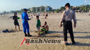 Cegah Insiden di Tempat Umum, Sat Polair dan Pam Obvit Edukasi Bahaya Tali Layangan