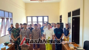 Babinsa 1623-06/Selat bersama staf Desa laksanakan gotong royong pembersihan sampah dan material kayu di sungai.