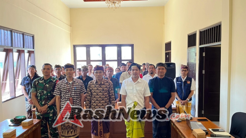 Babinsa 1623-06/Selat bersama staf Desa laksanakan gotong royong pembersihan sampah dan material kayu di sungai.