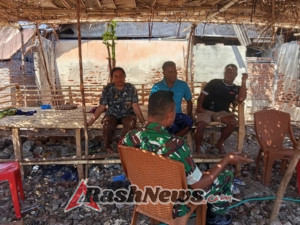 Babinsa Desa Helangdohi Jalin Komsos dengan Warga Jaga Kamtibmas