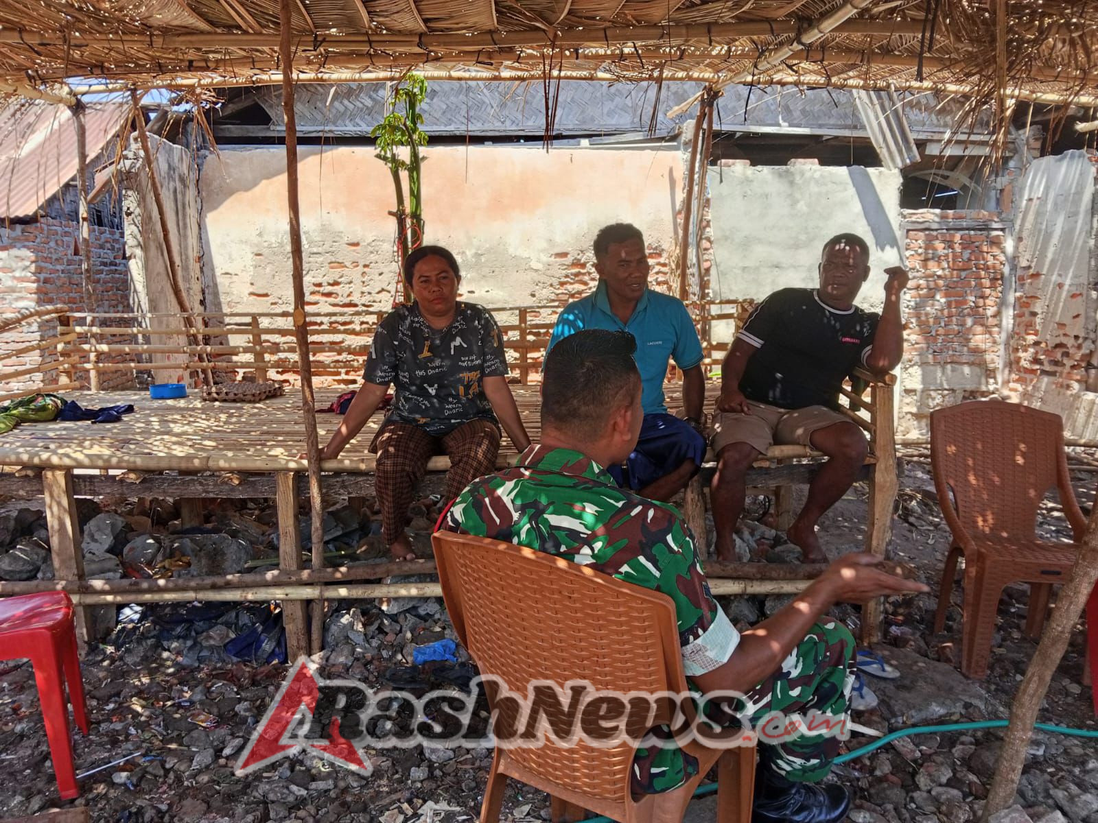 Babinsa Desa Helangdohi Jalin Komsos dengan Warga Jaga Kamtibmas