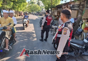 Polsek Gianyar Amankan dan Atur Lalin di Pasar Samplangan Jelang Hari Raya Saraswati