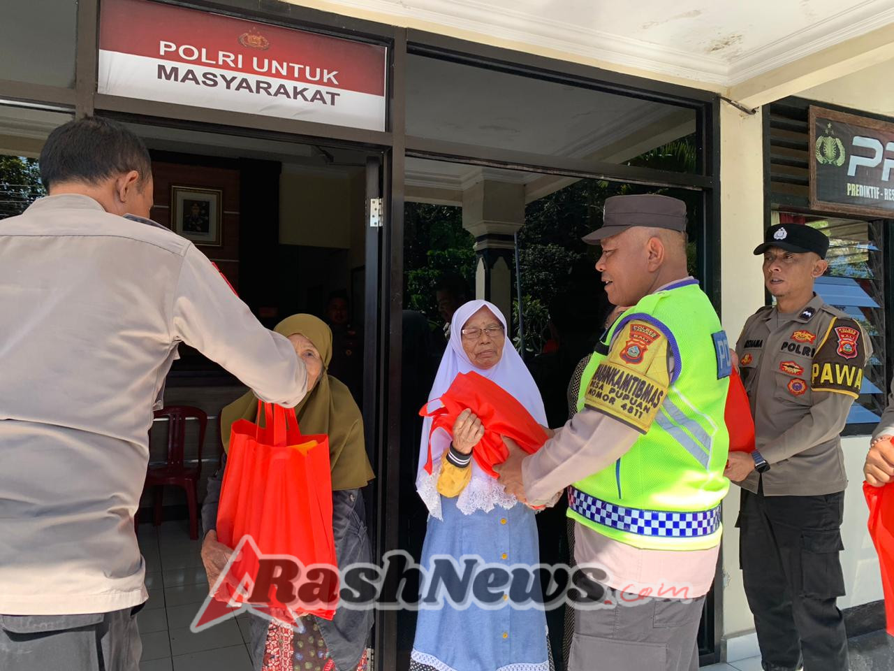 Polsek Pupuan Tebar Kepedulian, Bagikan Sembako di Hari Maulid Nabi Muhammad SAW 1447 H