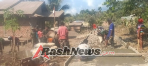 Babinsa Wulanggitang Bantu Warga Buka Jalan Rabat di Desa Bokang Wolomatang.