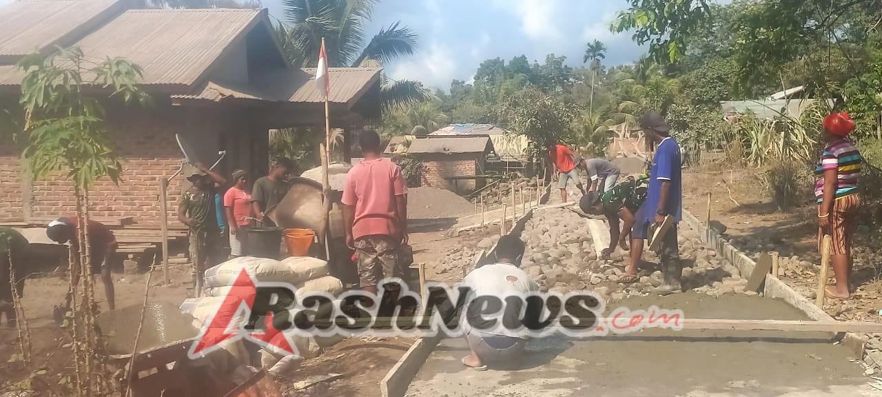 Babinsa Wulanggitang Bantu Warga Buka Jalan Rabat di Desa Bokang Wolomatang.