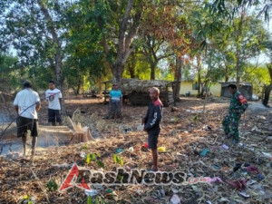 Babinsa dan Warga Bioba Baru Tangani Pohon Tumbang