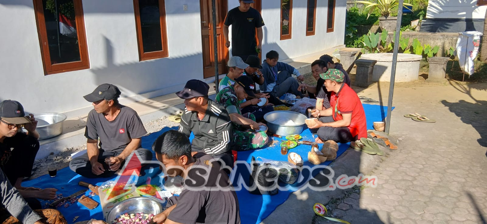 Tingkatkan Kebersamaan, Babinsa Abuan Ikut Serta Persiapkan Upacara Saraswati di Kantor Desa