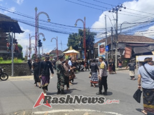 Babinsa Koramil 1616-01/Gianyar Berperan Aktif Jaga Prosesi Adat di Bitera