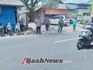 Babinsa Tegallalang Pastikan Kelancaran Arus Lalin Saat Sholat Jumat Berlangsung