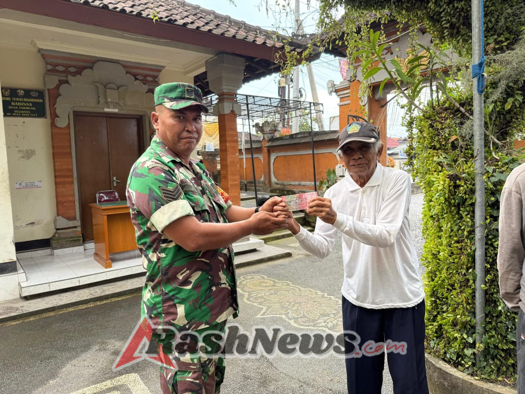 Beri Pelayanan Kepada Warga, Babinsa Takmung Dan Tohpati Dampingi penyaluran BLT DD