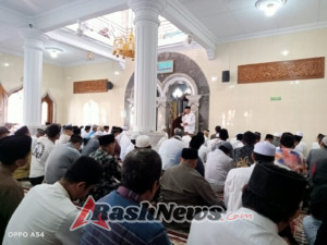Babinsa Semarapura Kangin Dan BK3 Kampung Lebah Bersinergi, Sholat Jumat Di Masjid Alhikmah Berlangsung Khidmat