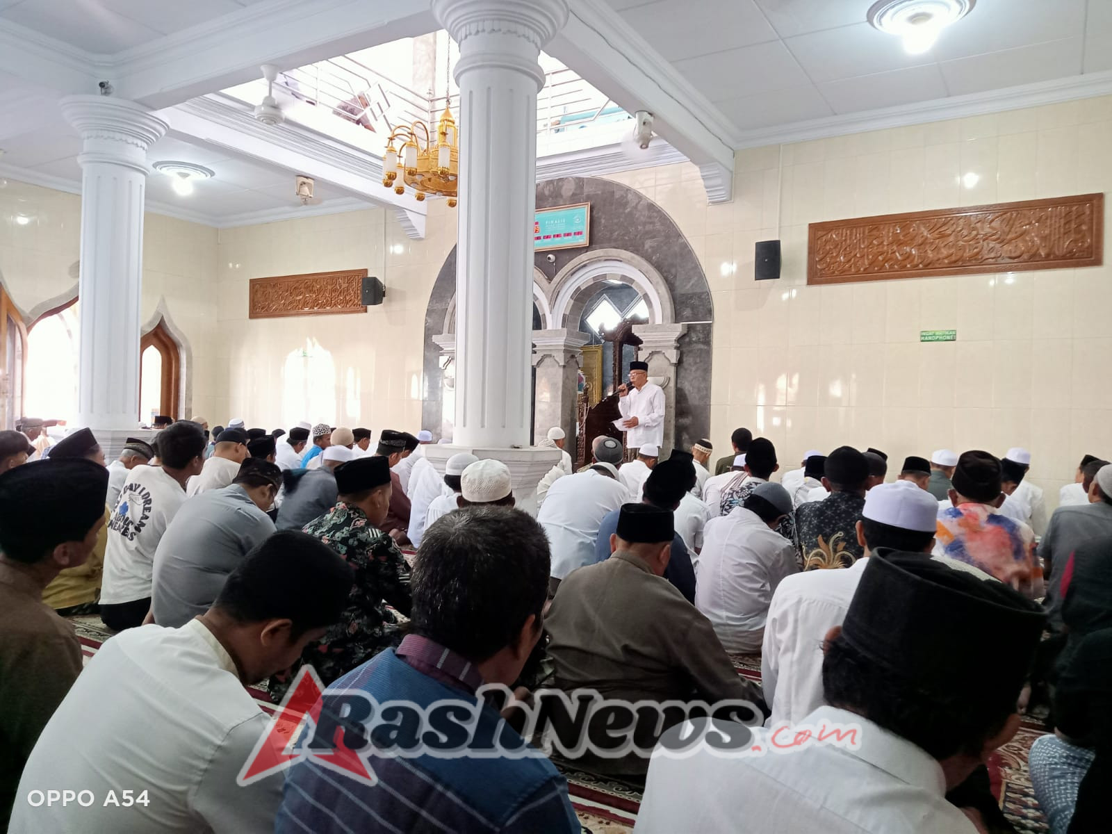 Babinsa Semarapura Kangin Dan BK3 Kampung Lebah Bersinergi, Sholat Jumat Di Masjid Alhikmah Berlangsung Khidmat