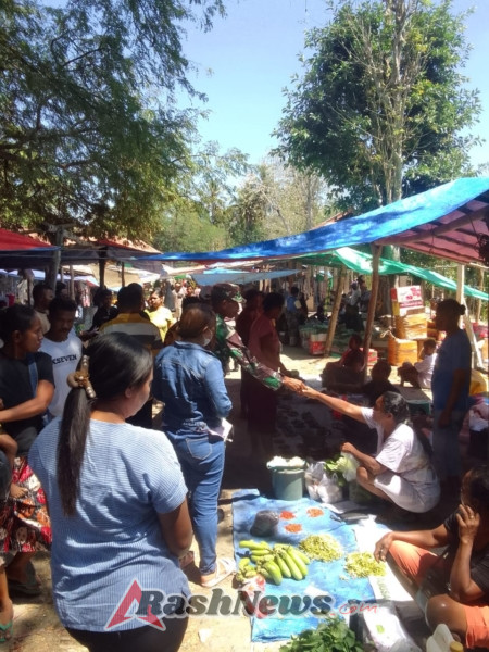 Babinsa Koramil 1618-04/Bisel dan Babinkamtibmas Laksanakan Penertiban Pasar Maubesi Bersama Aparat Desa