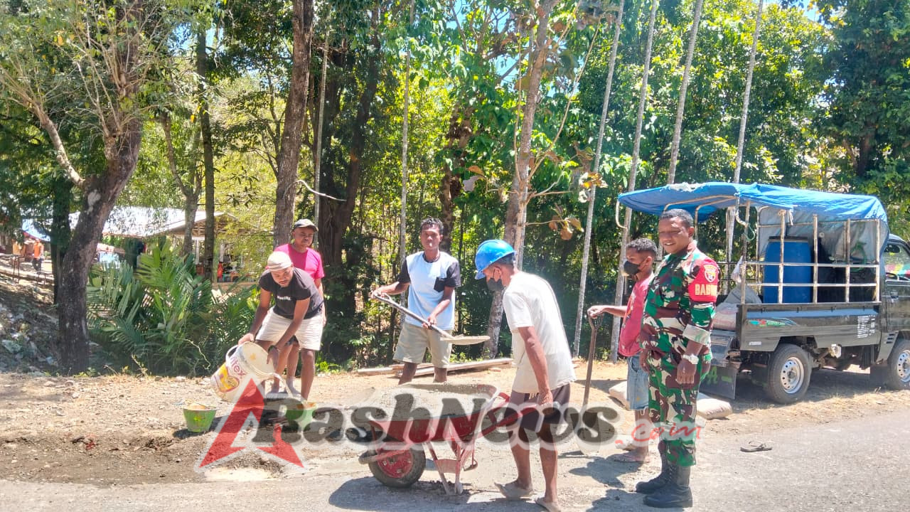 Babinsa Koramil 1618-03/Insut, Serda Natalino J. Barros, Laksanakan Monitoring Dan Gotong Royong Peebaiki Jalan Di Desa Sunkaen