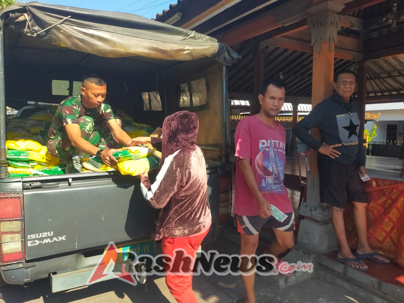 Gerakan Pangan Murah di Seririt Berjalan Lancar, 200 Warga Terima Bantuan Beras