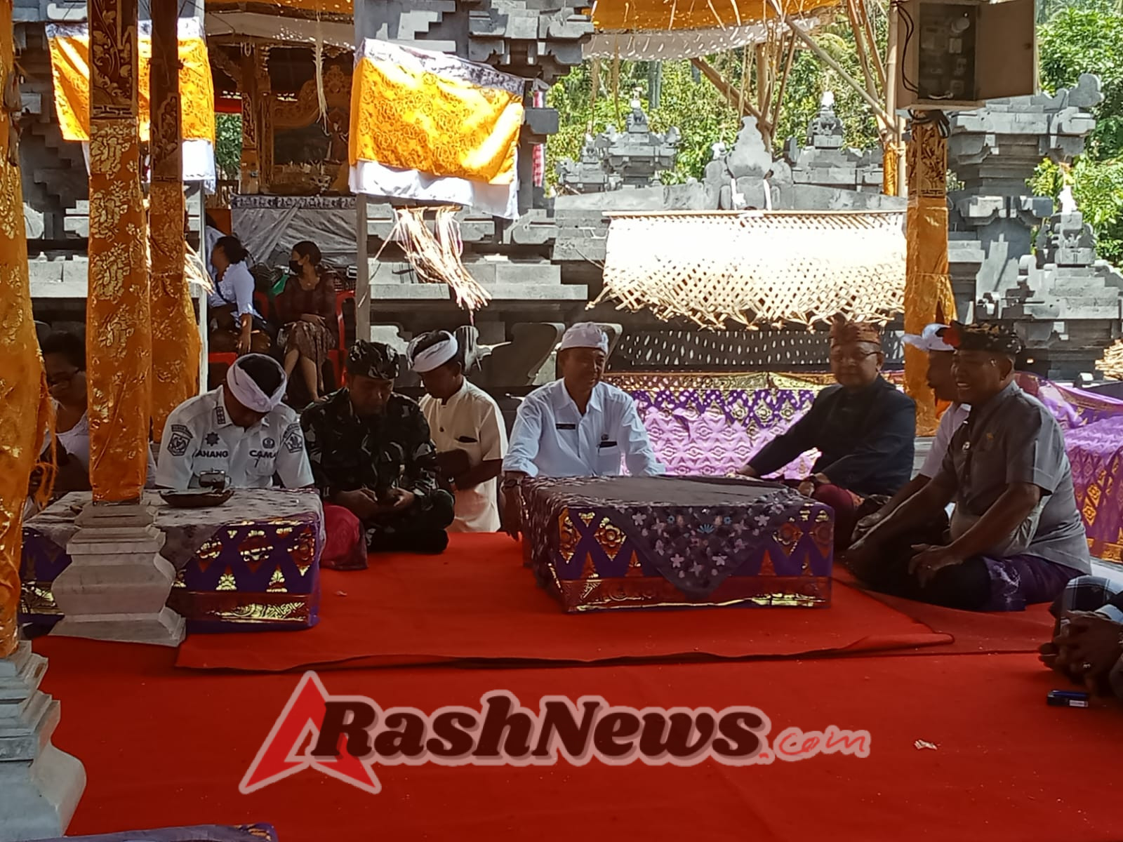 Danramil 1609-02/Kubutambahan (Lettu Arh Putu Darma Setiawan, A.Md) Bersama Bupati Buleleng, dr. Nyoman Sutjidra, Sp.Og berserta jajaran ya dan Pegempon Pura Puseh Persembahyangan bersama ini berjalan dengan lancar