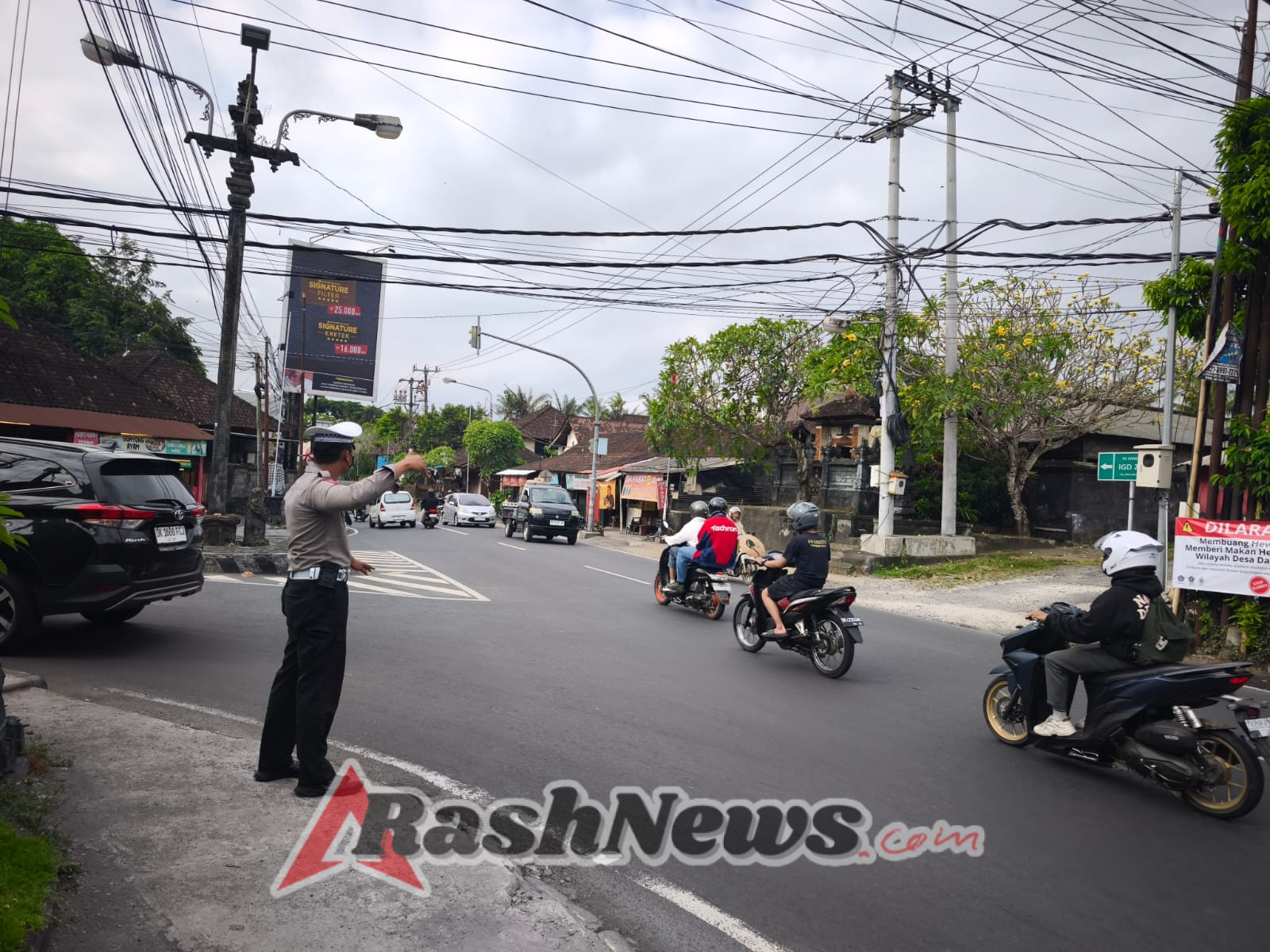 Personel Polsek Abiansemal Intensifkan Pengaturan Lalin Sore Demi Kelancaran Aktivitas Warga