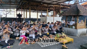 Wujud Bhakti Rahina Suci Saraswati Polres Tabanan Laksanakan Persembahyangan Bersama di Pura Kerta Buana