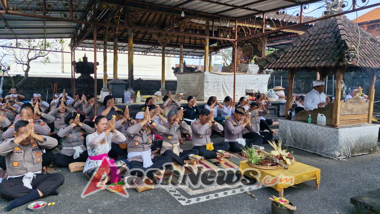 Wujud Bhakti Rahina Suci Saraswati Polres Tabanan Laksanakan Persembahyangan Bersama di Pura Kerta Buana