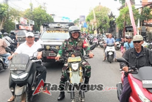 Babinsa Mengawal Pawai Kembang Telur Meriahkan Perayaan Maulid  Desa Sidakarya