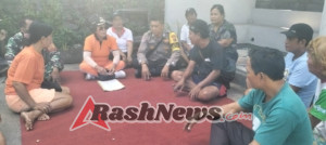 Babinsa Desa Pertima monitoring pembagian bibit ternak babi kepada kelompok ternak Sedana Arta dan kelompok ternak Asak Mesari.