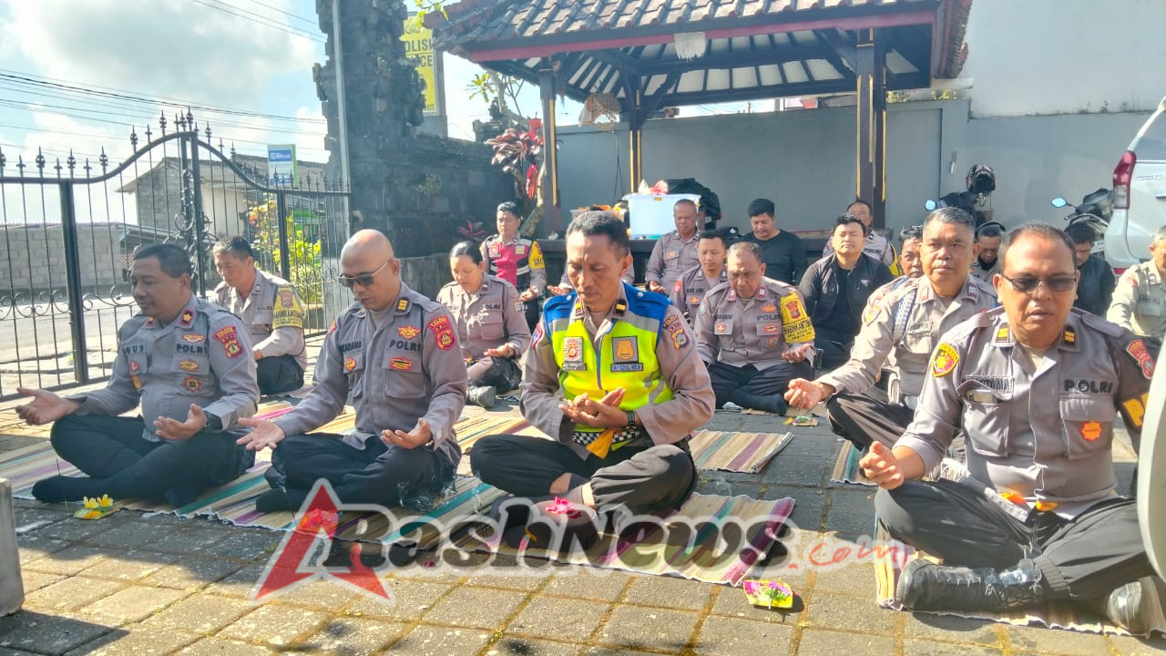 ​Kapolsek Baturiti Ajak Anggota Sembahyang Bersama Rayakan Hari Raya Saraswati