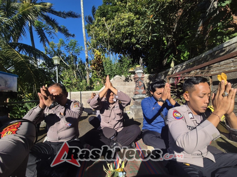 Polsek Pupuan Melaksanakan Persembahyangan Bersama di Hari Raya Saraswati