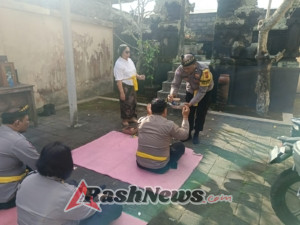 Personil Polsek Seltim melaksanakan sembahyang bersama