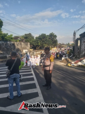 Bhabin Desa Dauh Peken Amankan kegiatan Karnaval Yayasan Nurul Falah At-Tabani