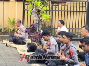 Personil Polsek Selemadeg barat Sembahyang Bersama Hari Saraswati