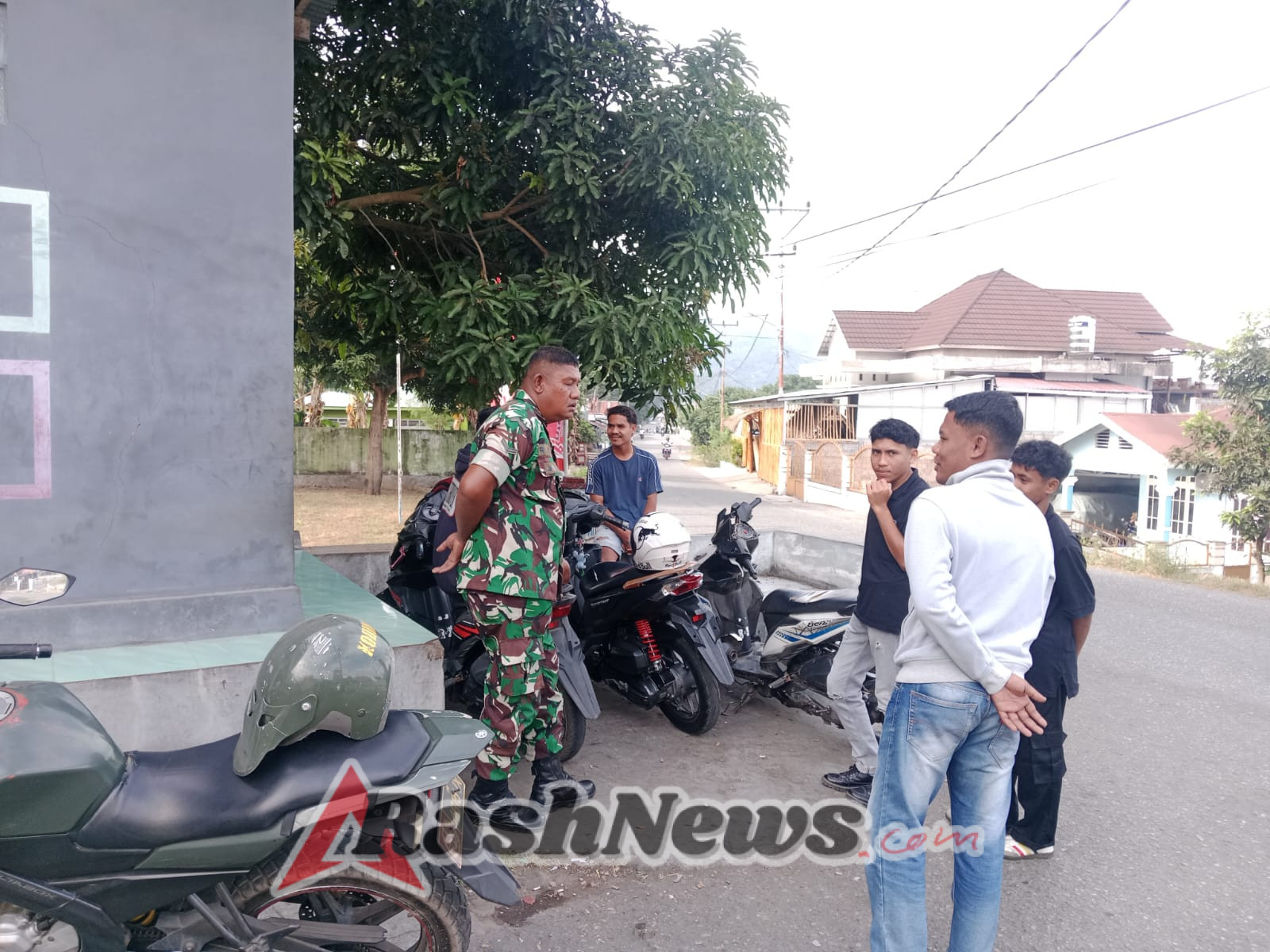 Babinsa Ende Utara Terus Awasi Situasi Wilayah dan Jalin Komunikasi Sosial dengan Warga