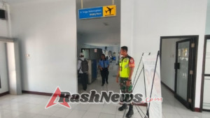 Babinsa Koramil 1624-03/Lewoleba Kawal Keamanan Penerbangan di Bandara Wunopito