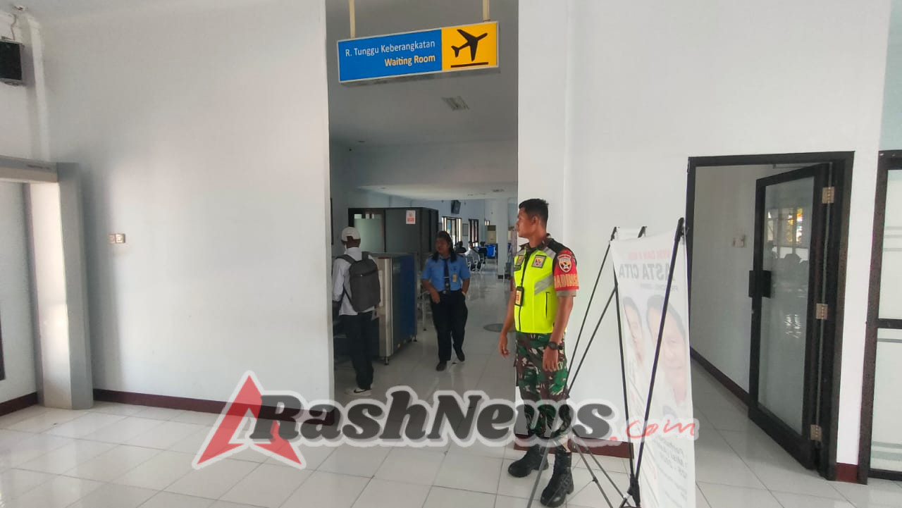 Babinsa Koramil 1624-03/Lewoleba Kawal Keamanan Penerbangan di Bandara Wunopito