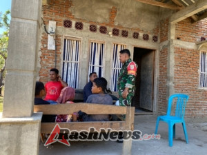 Babinsa Ende Jalin Hubungan Erat dengan Warga Lewat Kegiatan Komsos