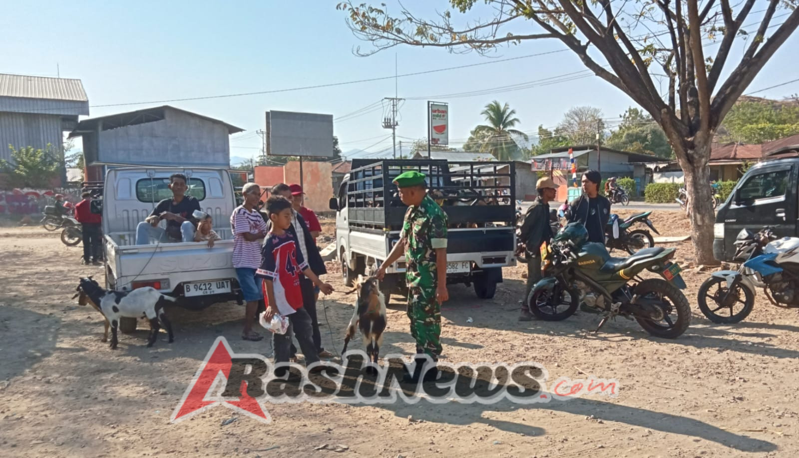 Babinsa Serka Laudowik Hurek Pastikan Ketertiban Jual Beli Hewan di Pasar Mbay, Nagekeo