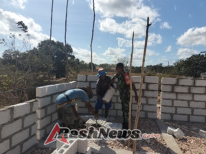 Babinsa Rote Ndao Tekankan Keselamatan Saat Membantu Pemasangan Batako