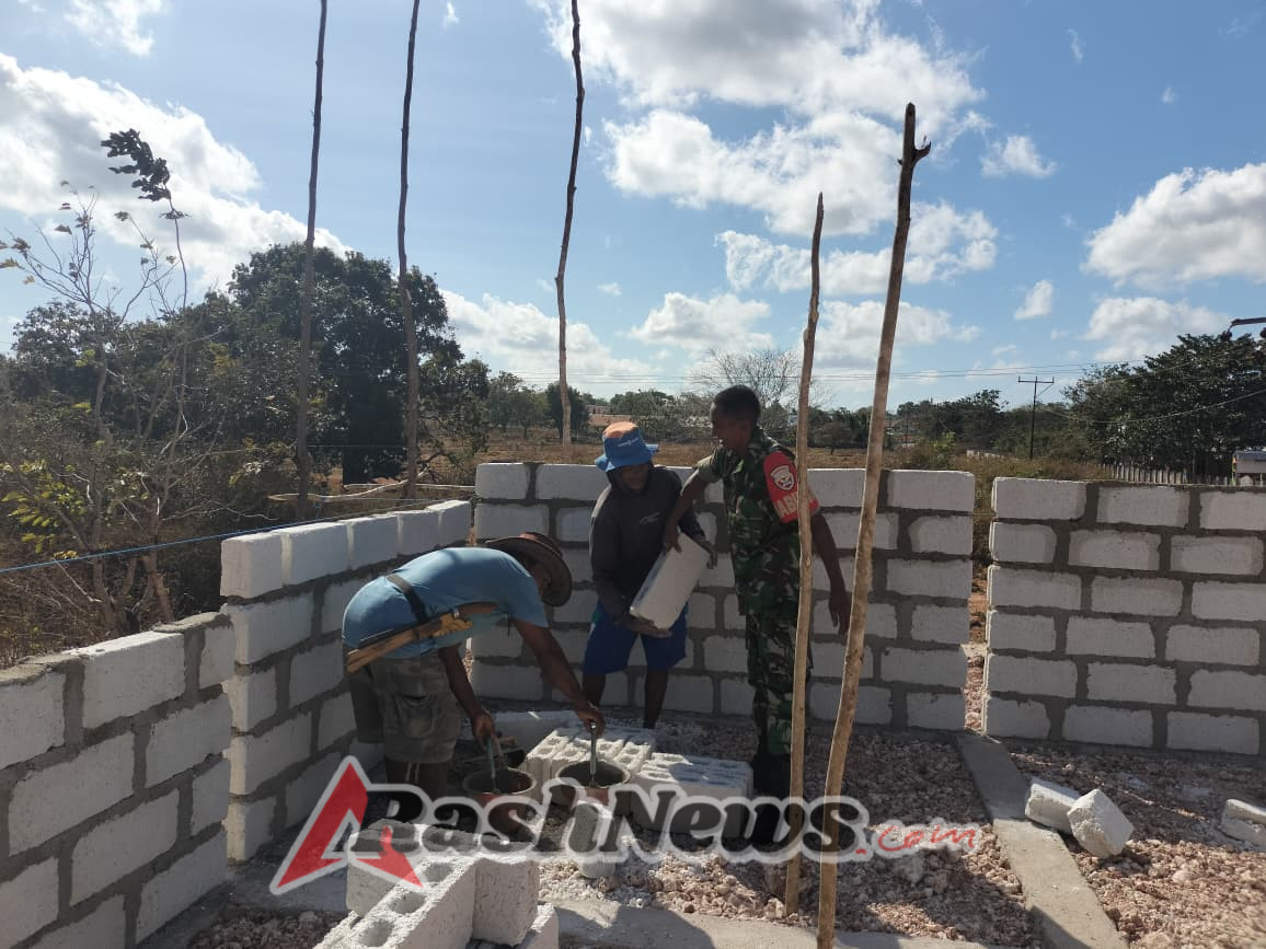 Babinsa Rote Ndao Tekankan Keselamatan Saat Membantu Pemasangan Batako