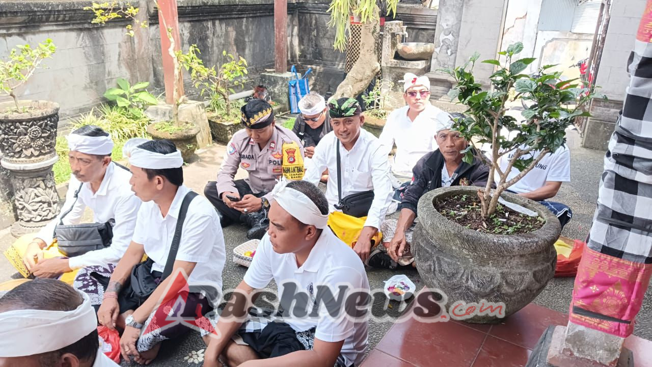 Babinsa Cempaga Tunjukkan Kepedulian Spiritual dengan Hadiri Persembahyangan Saraswati di Kantor Lurah