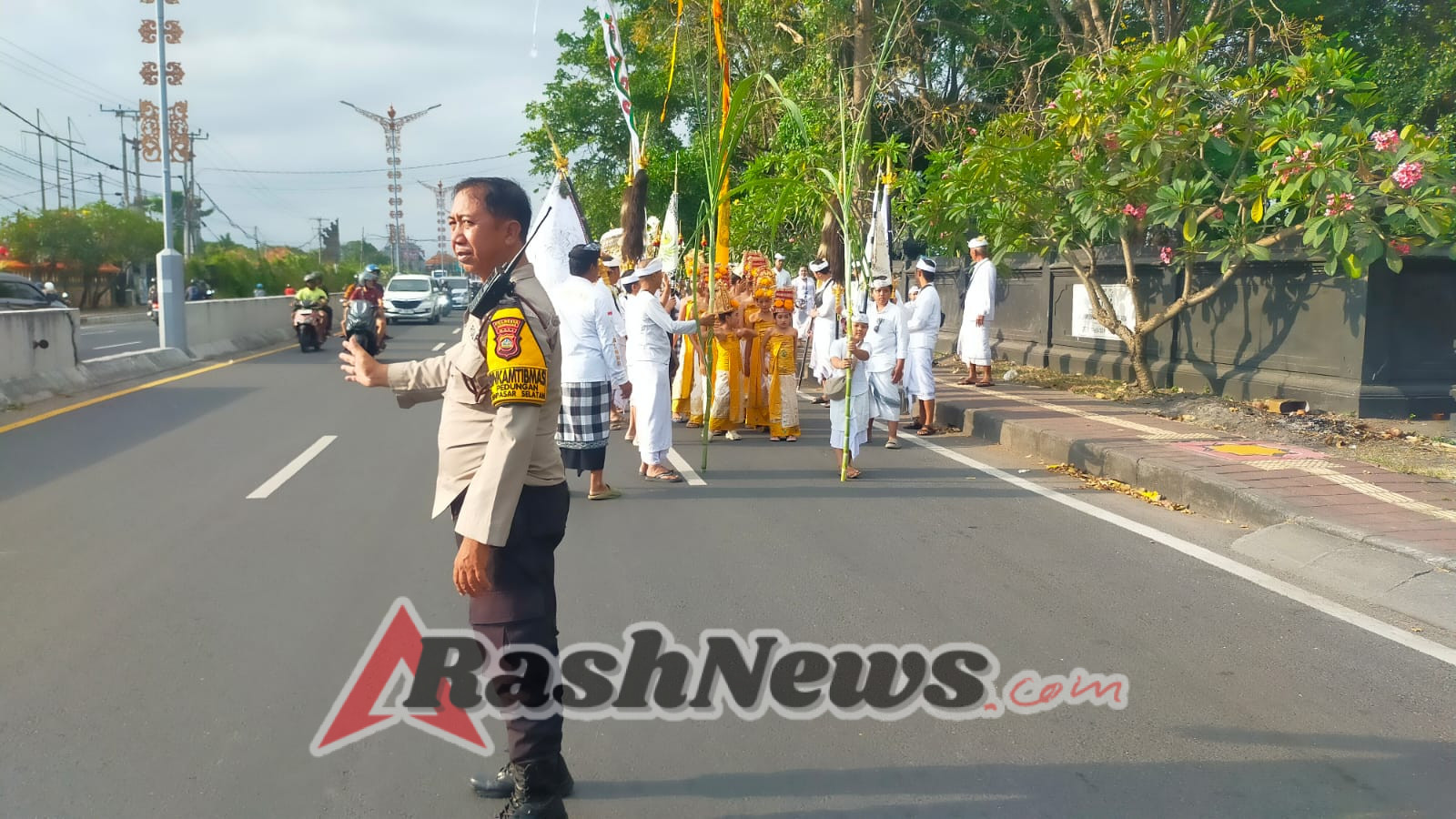 Umat Hindu Banjar Kepisah Pedungan Gelar Melasti ke Pantai Pemelisan