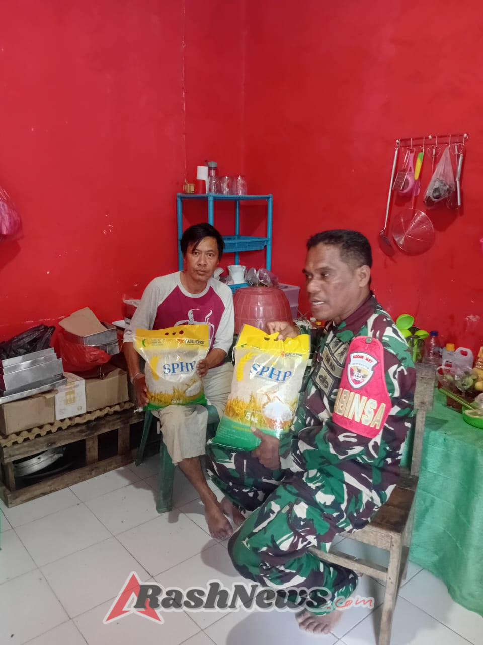 Babinsa Rote Ndao Ringankan Beban Warga dengan Program GPM Beras SPHP