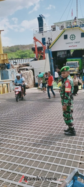 TNI AD Hadir Jaga Kondusifitas, Babinsa Rote Ndao Amankan Kapal Fery di Pelabuhan Pantai Baru