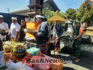 Pererat Kebersamaan, Babinsa Desa Selulung Hadiri Piodalan Saraswati di Kantor Desa