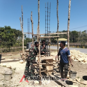 Semangat Gotong Royong, Babinsa dan Warga Desa Modu Waimaringu Kerja Bersama
