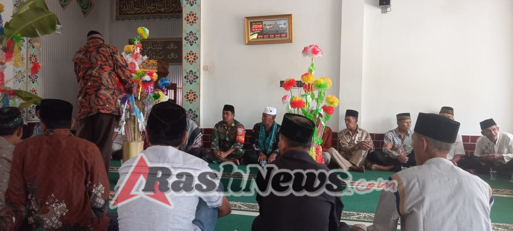 Babinsa dan Aparat Desa Tapir Bersama-Sama Sukseskan Maulid Nabi Muhammad SAW