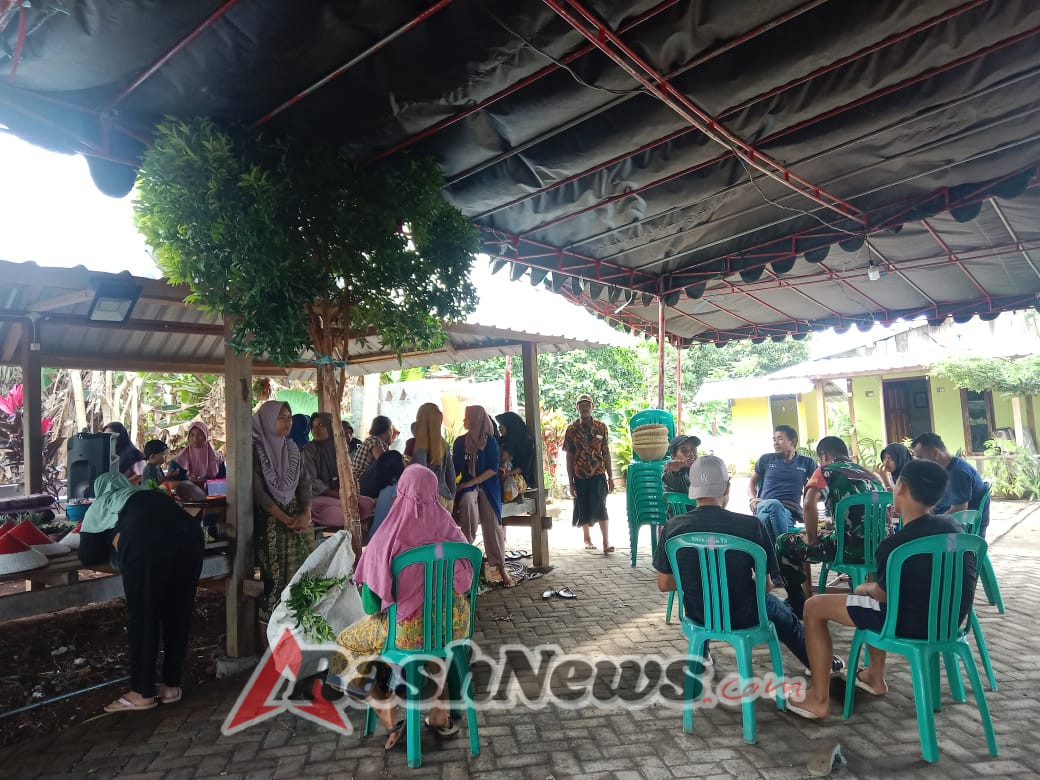 Tingkatkan Keakraban, Babinsa Sertu Jumadi Sambangi Warga Desa Tebo